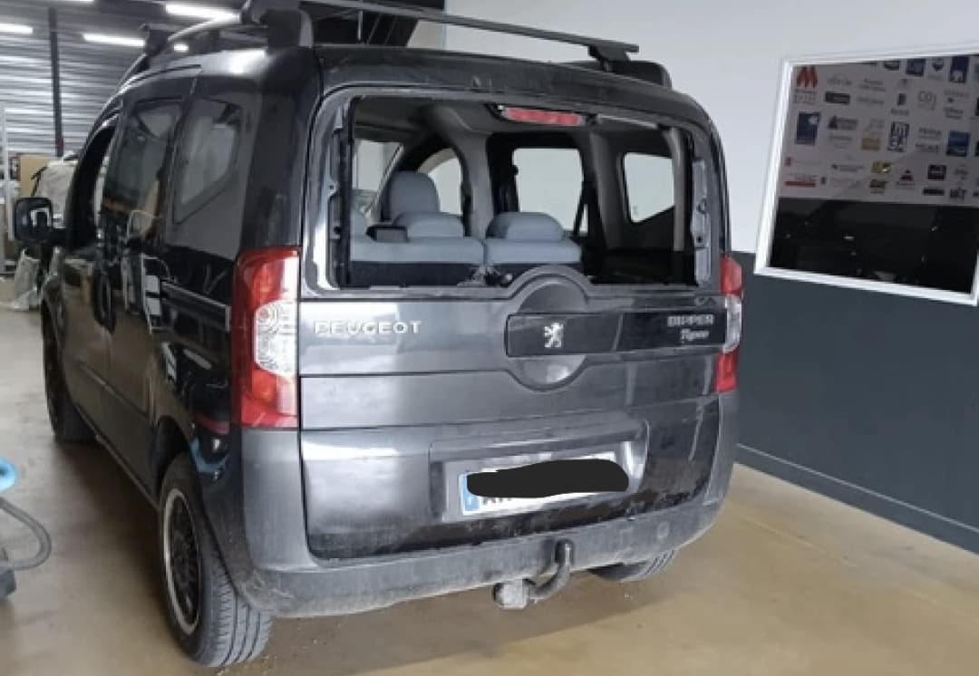 Remplacement vitre arrière Peugeot Bipper - Avant intervention