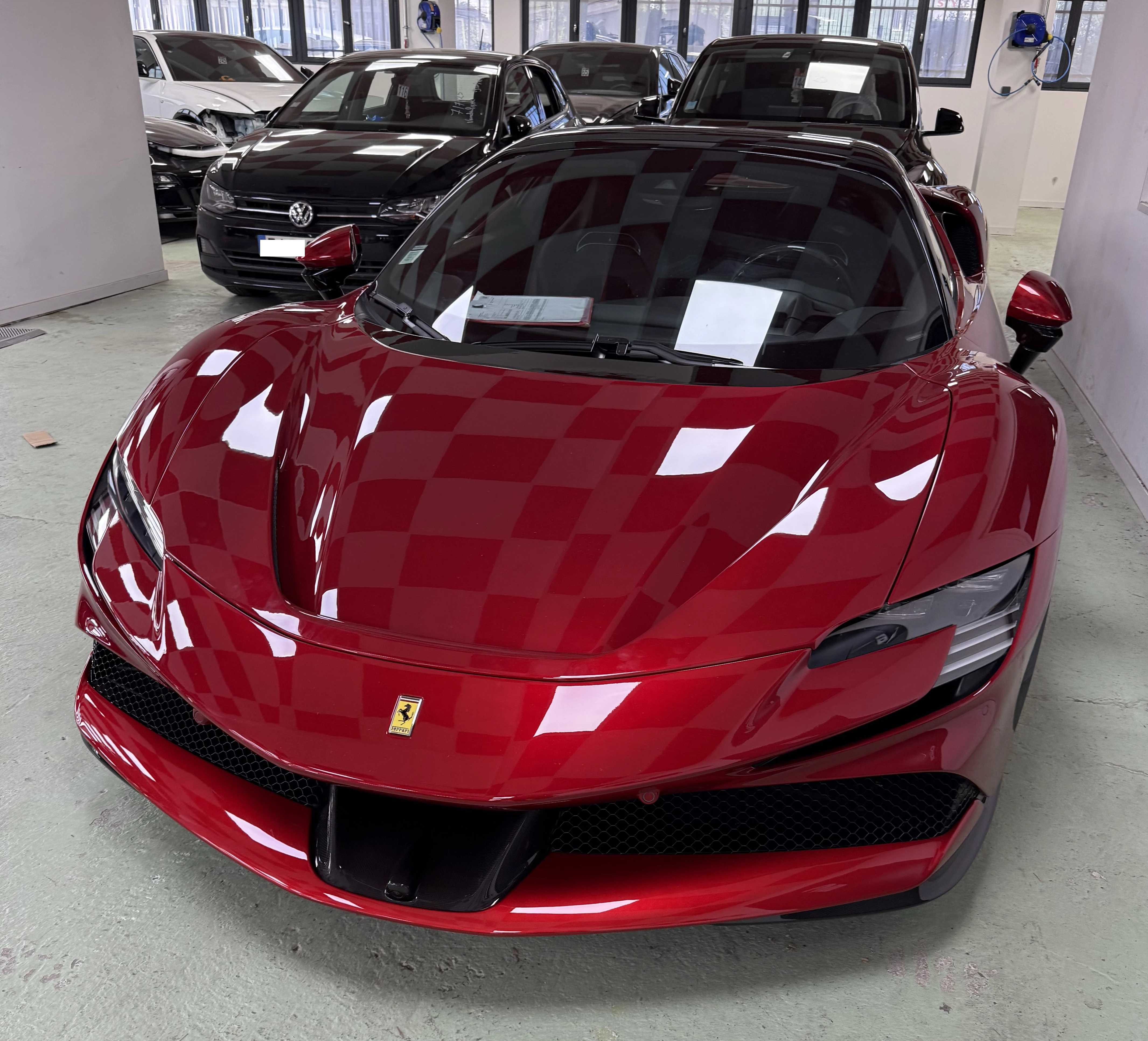 Réparation pare-brise Ferrari 296 - Technologie et précision